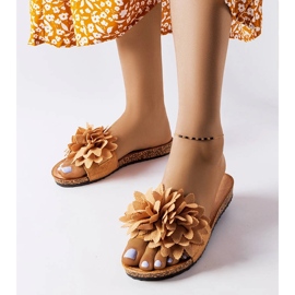 Chaussons marron décorés de fleurs Farland brun 1 Chaussons marron décorés de fleurs Farland brun 1