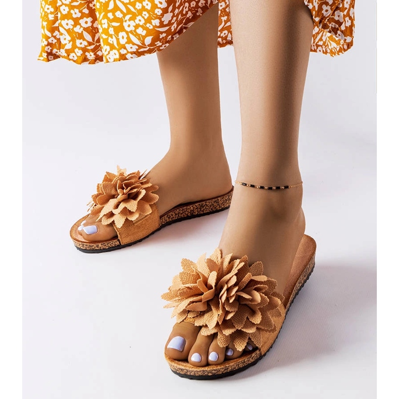 Chaussons marron décorés de fleurs Farland brun 1