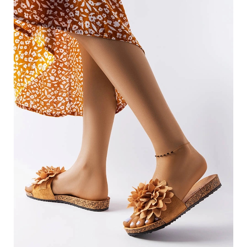 Chaussons marron décorés de fleurs Farland brun 2 Chaussons marron décorés de fleurs Farland brun 2