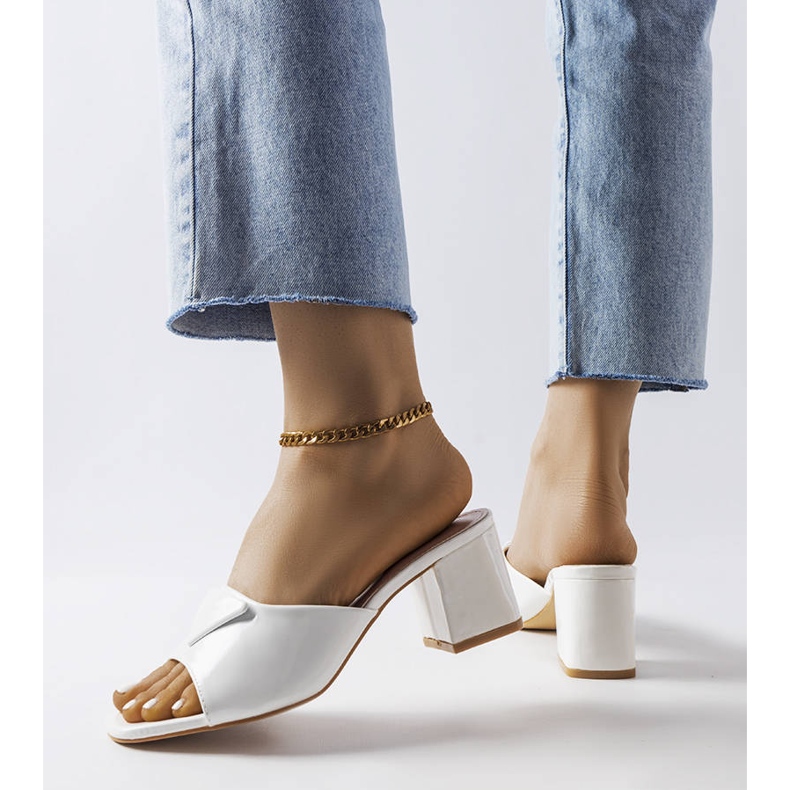 Rabats laqués blanc sur le poteau Branche blanche 2 Rabats laqués blanc sur le poteau Branche blanche 2