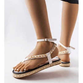 Sandales blanches ornées d'une chaîne Varieur 2