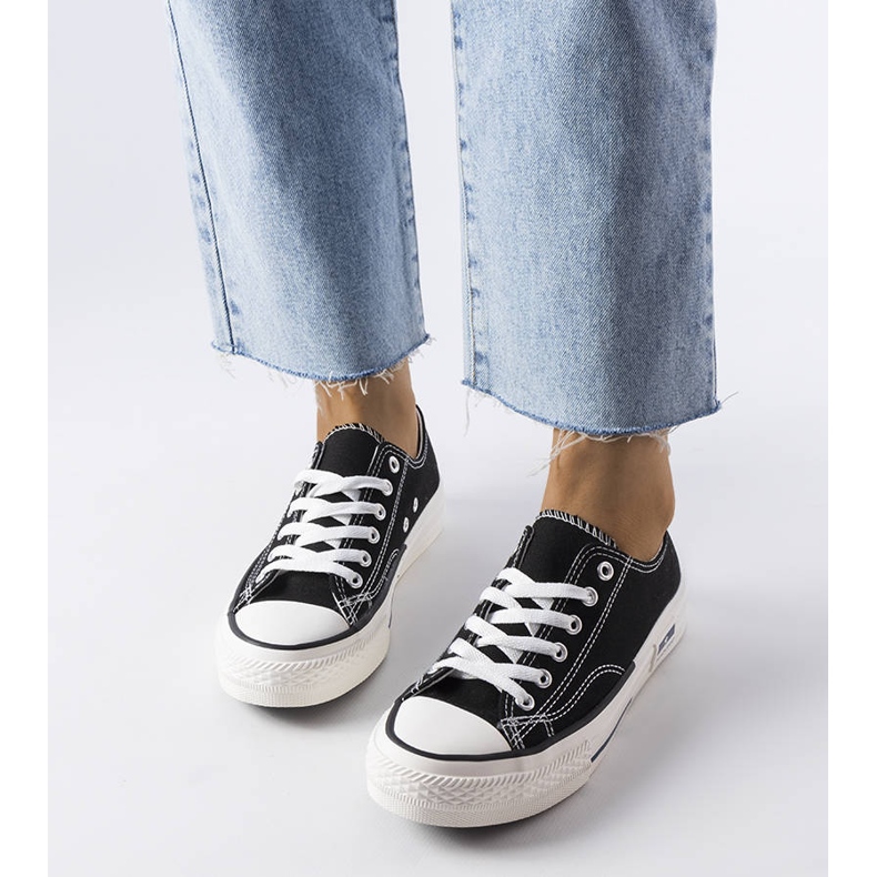 Baskets Roslyn noires 1