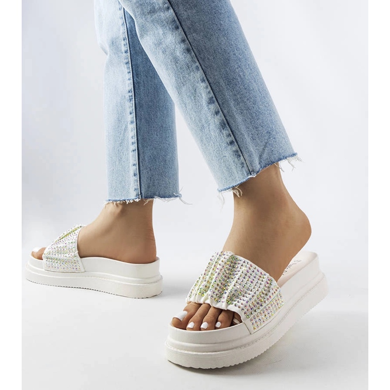 Sandales blanches sur la plateforme avec des zircons cubiques de Franet 1