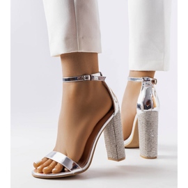 Sandales argentées sur un poteau décoratif Rette 1