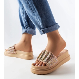 Sandales roses sur la plateforme avec des zircons cubiques de Franet 1 Sandales roses sur la plateforme avec des zircons cubiques de Franet 1