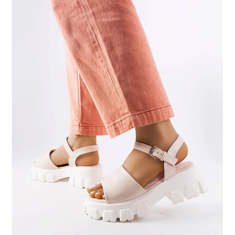 Sandales beiges sur une semelle Vinceza massive 1