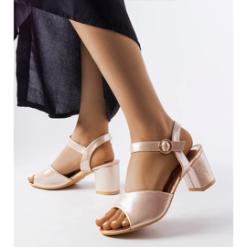 Sandales dorées sur le post de Vinceza beige 1