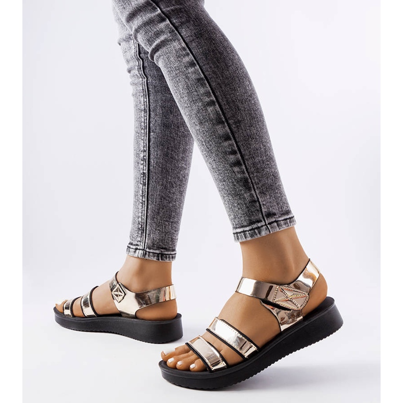 Sandales Brices laquées or d'or 1