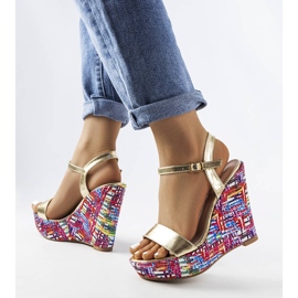 Sandales compensées dorées de Fairmont 1