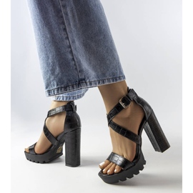 Sandales noires à talons hauts de Trépanier 1