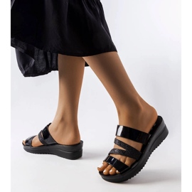 Les chaussons noirs brillants de Loli 1