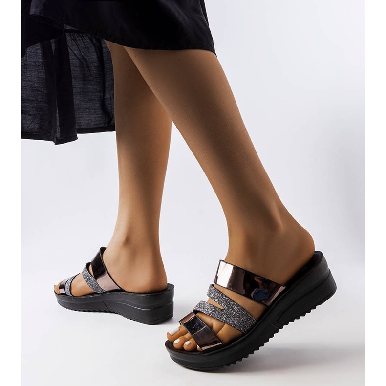 Les chaussons brillants gris de Loli le noir 1