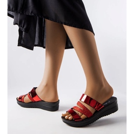 Les chaussons rouges brillants de Loli 1