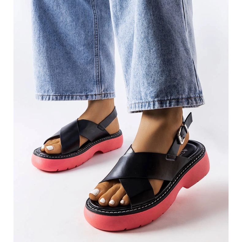 Sandales noires sur plateforme rose de Rozana le noir 1 Sandales noires sur plateforme rose de Rozana le noir 1