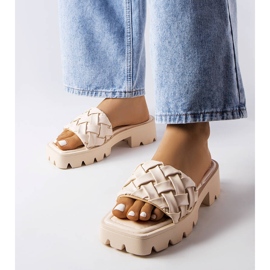 Chaussons beiges à semelle de tracteur de Lora 1