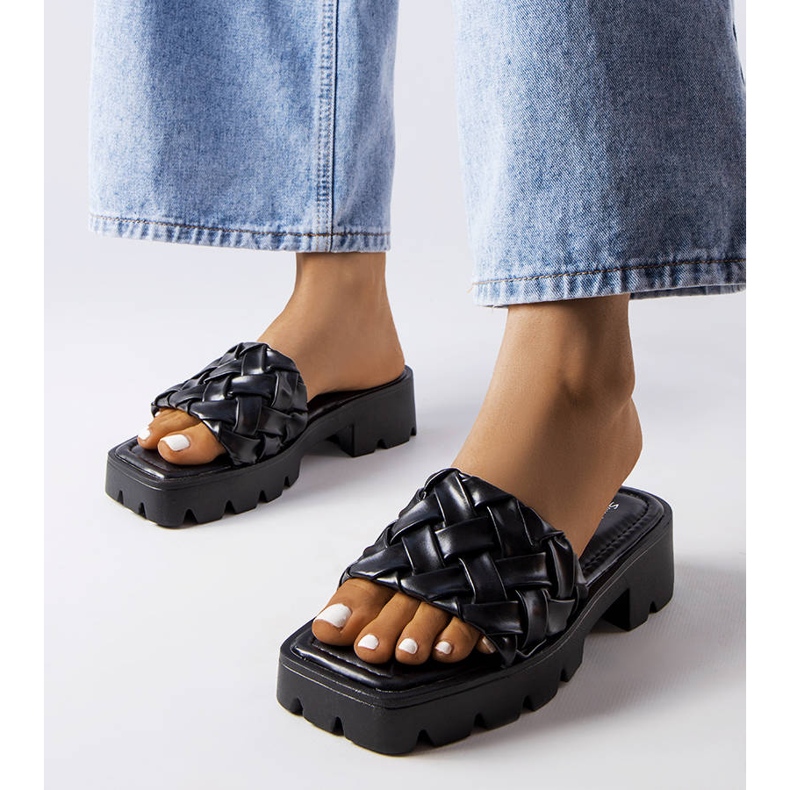 Chaussons noirs à semelles de tracteur de Lora 1