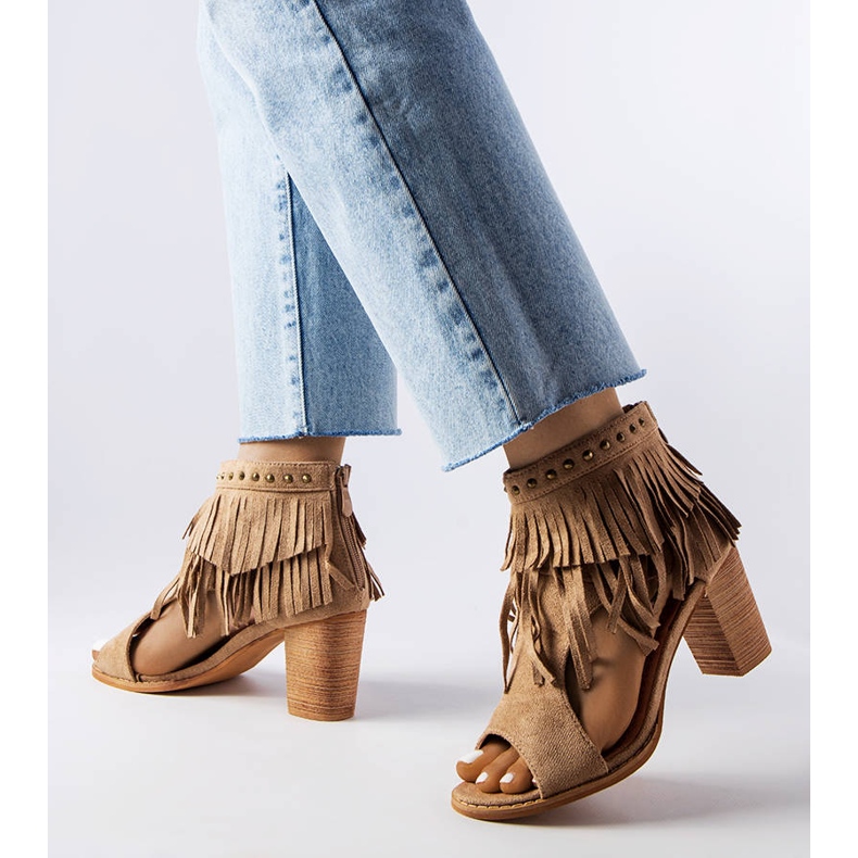 Bottes ajourées sur le poteau M263 beige 1