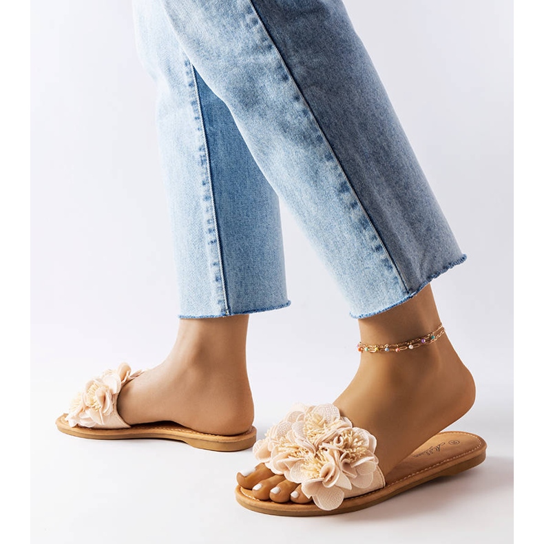 Babouches beiges à fleurs d'Alfrida 2