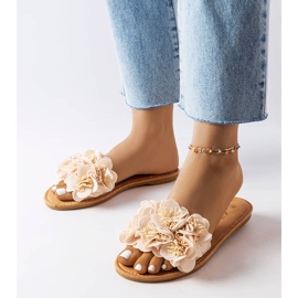 Babouches beiges à fleurs d'Alfrida 1