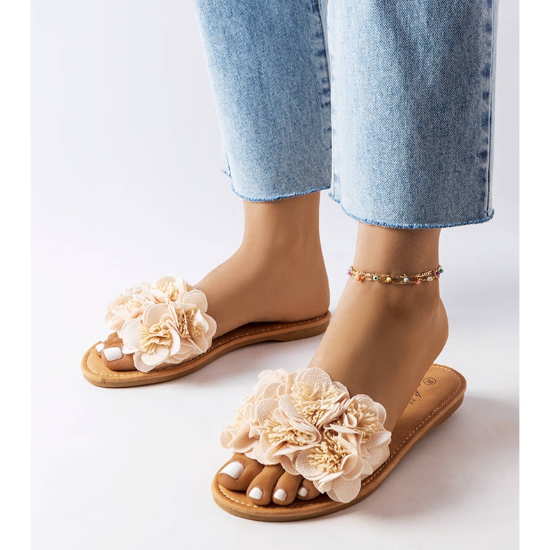 Babouches beiges à fleurs d'Alfrida 1