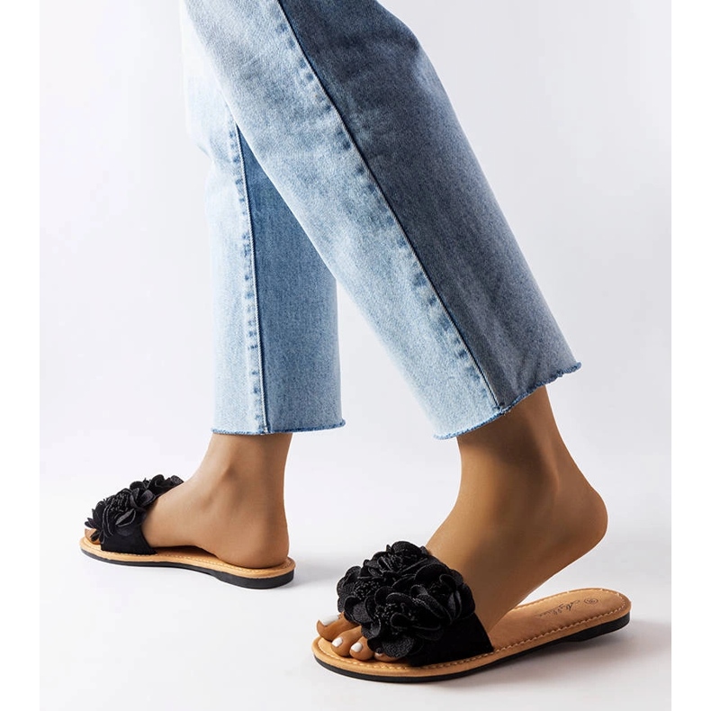 Babouches noires à fleurs d'Alfrida 2
