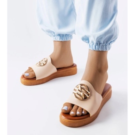 Claquettes à plateforme beiges de Michelle 1 Claquettes à plateforme beiges de Michelle 1