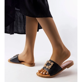 Les claquettes noires ornées de Miriam 2