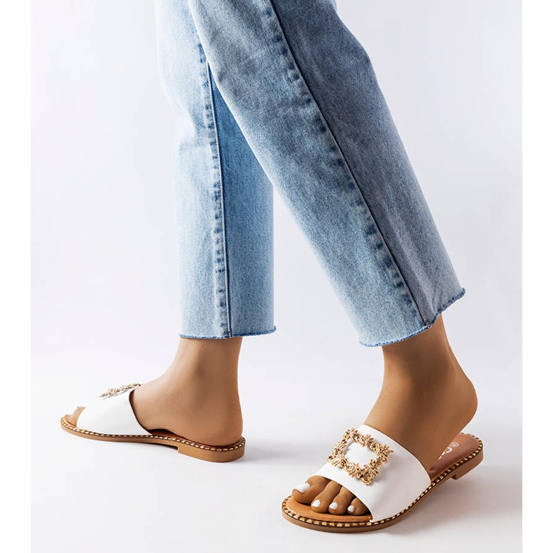 Claquettes Miriam blanches avec décoration 2