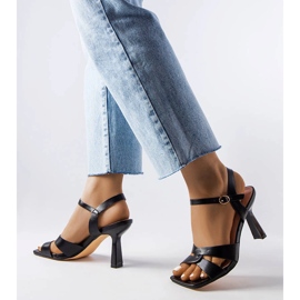 Sandales noires à talons hauts Karolina avec ceinture 1