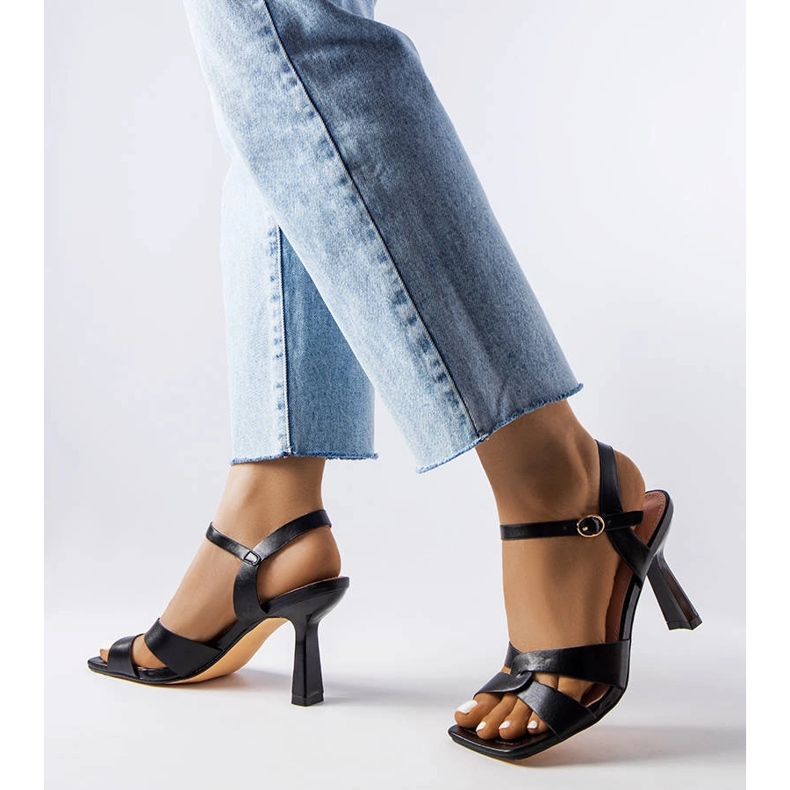 Sandales noires à talons hauts Karolina avec ceinture le noir 1