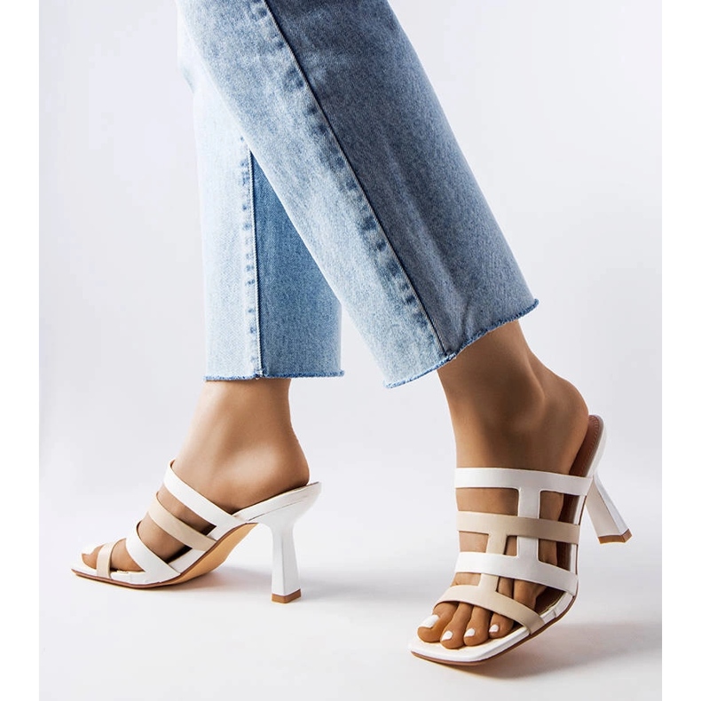 Tongs blanches sur une broche 1