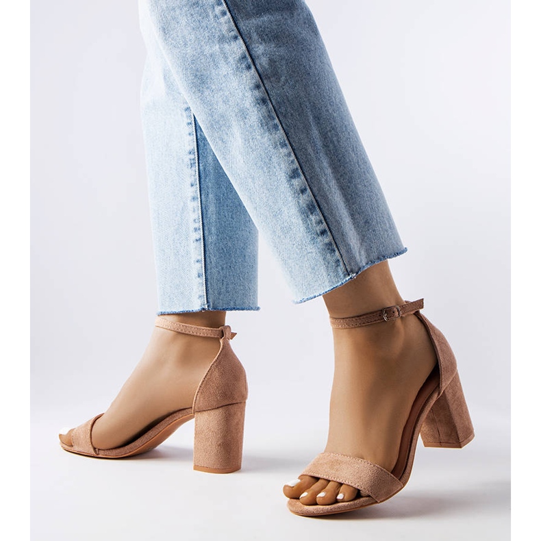 Sandales beiges à petits talons de Lourna 1