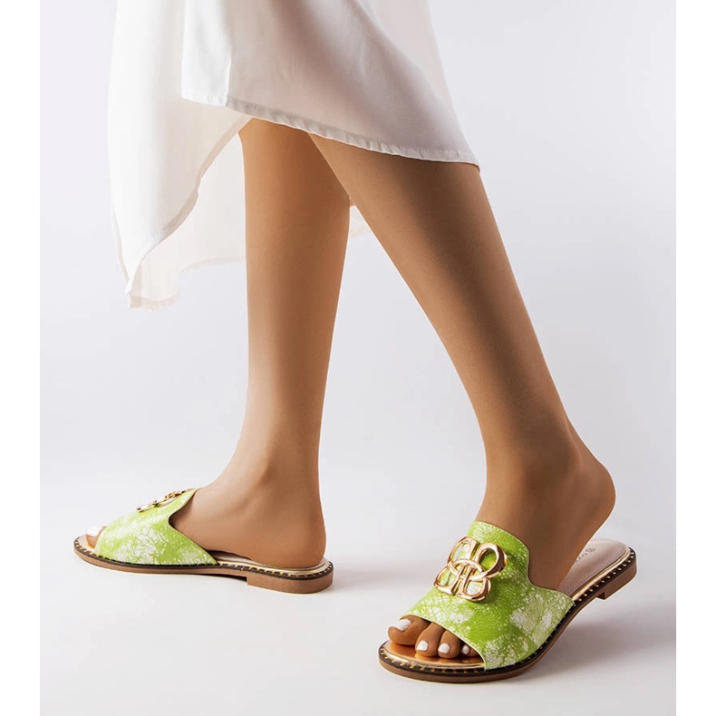 Claquettes vert clair à boucle 2