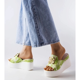 Claquettes compensées vert havane 1