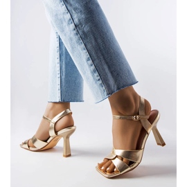 Sandales à talons hauts dorées Karolina avec ceinture 1