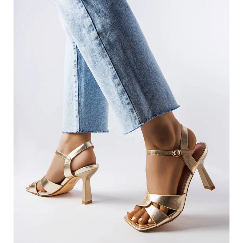 Sandales à talons hauts dorées Karolina avec ceinture d'or 1