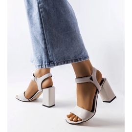 Sandales grises sur le poteau de Karino 1 Sandales grises sur le poteau de Karino 1