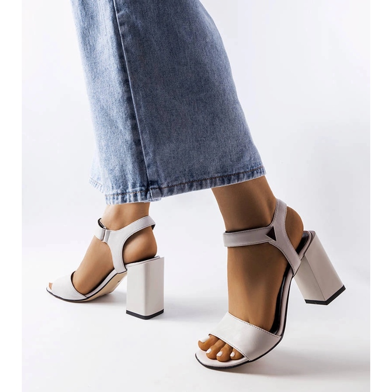 Sandales grises sur le poteau de Karino 1 Sandales grises sur le poteau de Karino 1