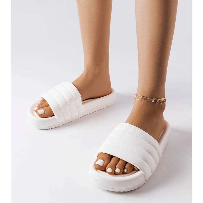 Tongs blanches ornées de matelassage Dorene 1