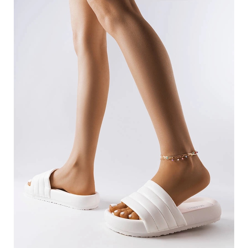 Tongs blanches ornées de matelassage Dorene 2