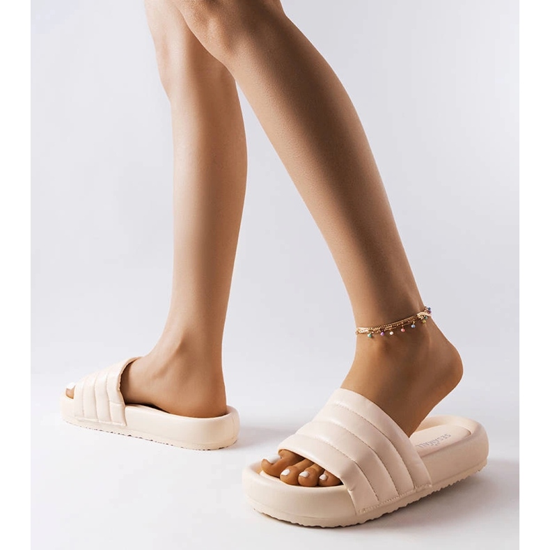 Inna Babouches beiges décorées de matelassage de Dorene 2 Inna Babouches beiges décorées de matelassage de Dorene 2