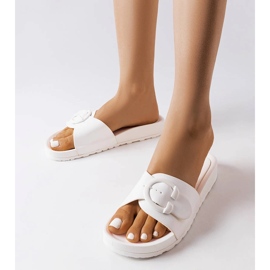 Inna Claquettes blanches à boucle de chez Généreux 1