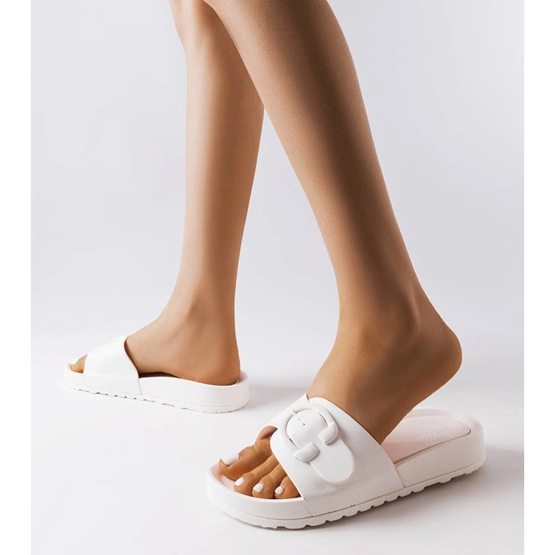 Inna Claquettes blanches à boucle de chez Généreux 2