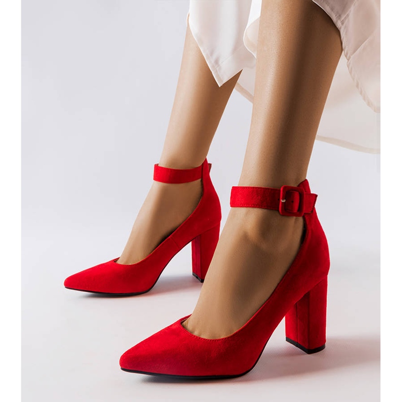 Escarpins rouges sur le poteau d'Achen 1