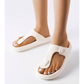 Tongs blanches sur la plateforme Moretti 1 Tongs blanches sur la plateforme Moretti 1