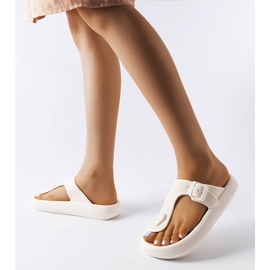 Tongs blanches sur la plateforme Moretti 2