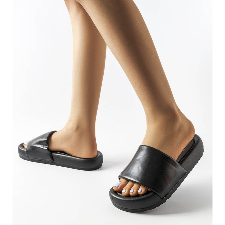 Des tongs noires sur la plateforme Franco 2