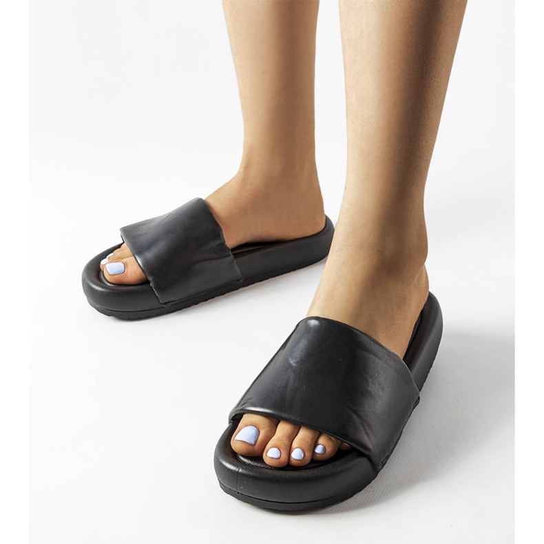 Des tongs noires sur la plateforme Franco 1