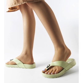 Des tongs vertes sur la plateforme Elide 2