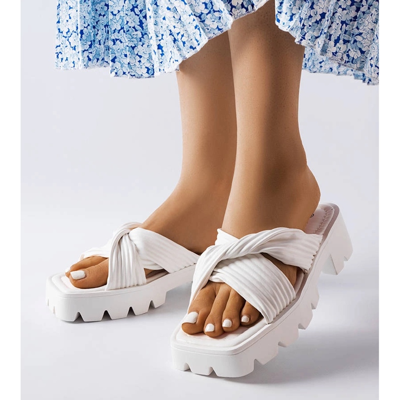 Claquettes Dubé blanches à semelles de tracteur beige 1